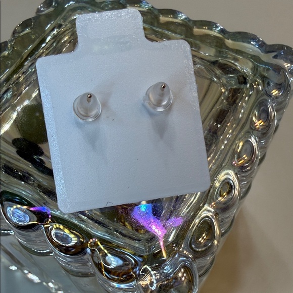 14K Gold Stud Earrings. AAA CZ - Picture 4 of 4